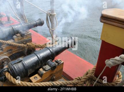 Canon de pont tirant sur le HMS Bounty, un trois maître à trois pattes carrées de 180 pieds (54 mètres) construit à Lunenburg, en Nouvelle-Écosse. Victoria, British Colum Banque D'Images