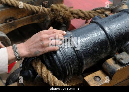 Canon de pont sur le HMS Bounty, un trois maître à trois pattes carrées de 180 pieds (54 mètres) construit à Lunenburg, en Nouvelle-Écosse. Victoria (Colombie-Britannique), vers Banque D'Images