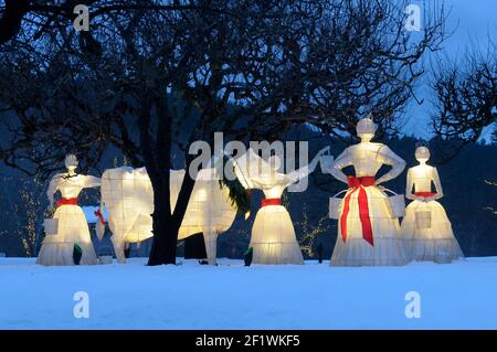 Le huitième jour de Noël, mon vrai amour m'a envoyé: Huit femmes de ménage, sept Swans, une natation, six Oies, une ponte, cinq anneaux d'or, quatre Cal Banque D'Images