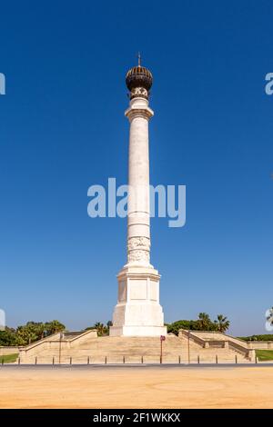 Le monument aux découvreurs de la Rabida, Huelva. Une grande colonne avec un orbe sur le dessus Banque D'Images