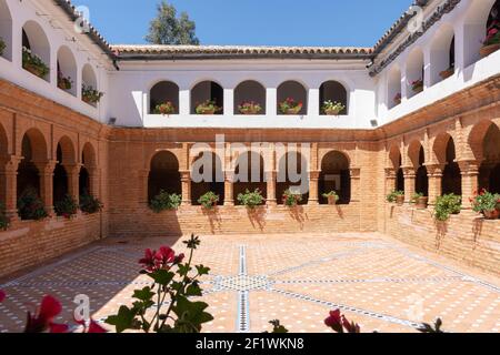 Un cloître du monastère de la Rabida à Huelva, Espagne. Christophe Colomb a séjourné ici avant de partir pour la découverte de l'Amérique en 1492 Banque D'Images