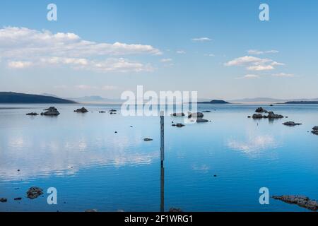 Lac mono au coucher du soleil, comté de Mono, Californie, États-Unis Banque D'Images