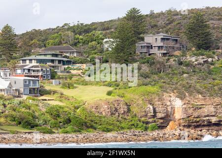 Le bord de mer de Sydney se trouve sur un promontoire d'Avalon Beach avec érosion côtière comme de grandes roches de grès ont glissé hors de la Mur de falaise, Sydney Northern Beach Banque D'Images