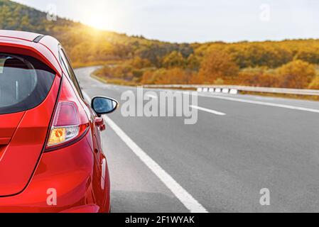 Voiture rouge sur le côté de l'autoroute. Banque D'Images