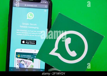 LONDRES, Royaume-Uni - Mars 2021 : logo du service de messagerie en ligne WhatsApp sur un smartphone Banque D'Images