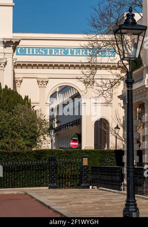 Entrée voûtée à Chester Terrace, qui fait partie des terrasses Nash classées en catégorie 1 surplombant Regent's Park dans le centre de Londres. Photographié par temps clair. Banque D'Images