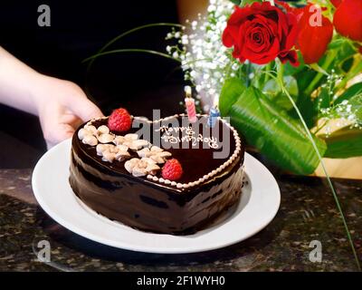 Gâteau d'anniversaire et des roses Banque D'Images
