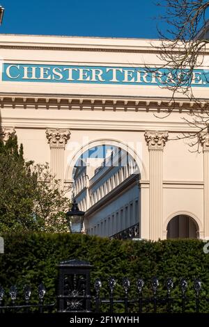 Entrée voûtée à Chester Terrace, qui fait partie des terrasses Nash classées en catégorie 1 surplombant Regent's Park dans le centre de Londres. Photographié par temps clair. Banque D'Images