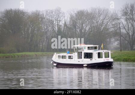 Bateau-canal dans la brume, Canal du Nivernais, Bourgogne, France Banque D'Images