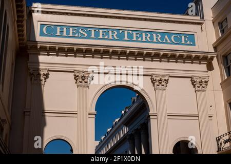 Entrée voûtée à Chester Terrace, qui fait partie des terrasses Nash classées en catégorie 1 surplombant Regent's Park dans le centre de Londres. Photographié par temps clair. Banque D'Images