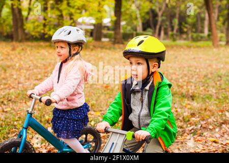 Une fille dynamique et intrépide sur un vélo d'équilibre Banque D'Images