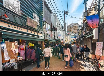 tokyo, japon - 05 2019 avril : rue commerçante Yanaka-Ginza à l'ancienne avec des piétons qui s'amusent à flâner et à faire du shopping à travers le rétro traditionnel Banque D'Images