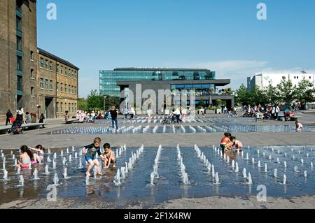 Enfants jouant dans les fontaines d'eau, Granary Square, Kings Cross Banque D'Images