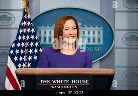 Le secrétaire de presse Jen Psaki répond aux questions des membres de la presse le mercredi 24 février 2021 dans la salle d'information de presse de la Maison Blanche, James S. Brady. Banque D'Images