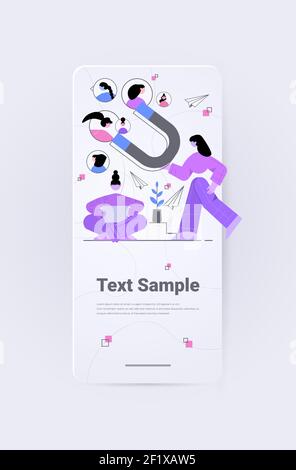 femme d'affaires avec grand aimant attirer des clients ou des abonnés de la publicité illustration du vecteur d'espace de copie vertical du concept de service de gestion de promotion Illustration de Vecteur