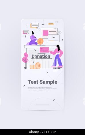 les femmes d'affaires qui font don d'argent pour les gens d'affaires qui mettent des pièces de monnaie dans le cadre de nouveaux projets dans la boîte de don crowdfunding concept d'investissement de travail d'équipe vertical pleine longueur copier l'illustration du vecteur d'espace Illustration de Vecteur