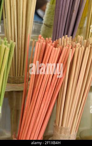 Bâtonnets d'encens colorés à vendre au marché du vendredi de Lourmarin, Lourmarin, Vaucluse, Provence-Alpes-Côte d'Azur, France Banque D'Images