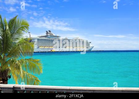 Navire de croisière de luxe à port Banque D'Images