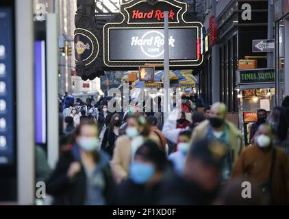New York, États-Unis. 09e mars 2021. Des piétons marchent sur le trottoir de Times Square à New York le mardi 9 mars 2021. Photo de John Angelillo/UPI crédit: UPI/Alay Live News Banque D'Images