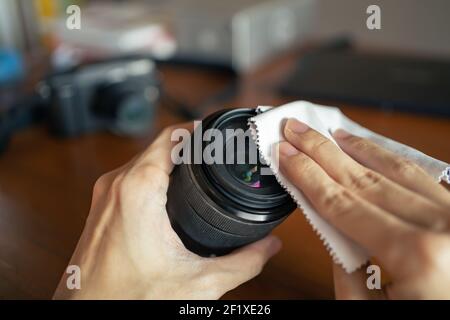 Essuyez l'objectif de l'appareil photo avec un chiffon en microfibre Banque D'Images