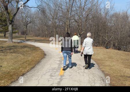 Trois femmes âgées marchant sur un sentier au parc de sculptures Skokie Northshore à Skokie, Illinois Banque D'Images