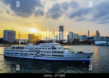 Royal Wing et l'horizon de Minato Mirai Banque D'Images