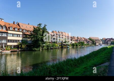 Maisons à colombages historiques et colorées sur les rives du Rivière Regnitz à Bamberg en Bavière Banque D'Images