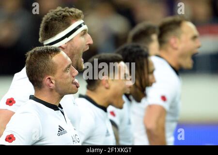 Aaron Cruden de Nouvelle-Zélande pendant le Haka Kapa o Pango avant le match de rugby 2013 entre la France et la Nouvelle-Zélande le 9 novembre 2013 à Saint Denis, France. Photo Philippe Millereau / KMSP / DPPI Banque D'Images