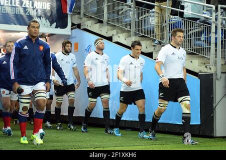 Thierry Dusauvoir de France et Richie McCaw de Nouvelle-Zélande avant le match de rugby 2013 entre la France et la Nouvelle-Zélande le 9 novembre 2013 à Saint Denis, France. Photo Philippe Millereau / KMSP / DPPI Banque D'Images