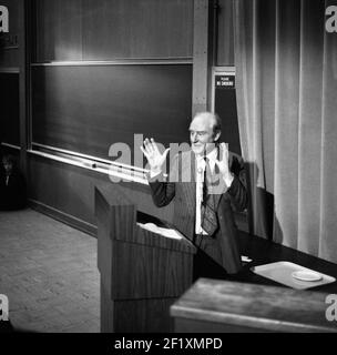 Une conférence de Francis Crick, lauréat du prix Nobel, à des étudiants de l'UCLA, San Francisco, USA, 1977 Banque D'Images