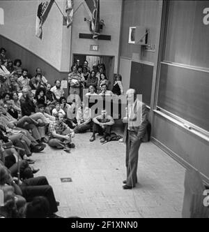 Une conférence de Francis Crick, lauréat du prix Nobel, à des étudiants de l'UCLA, San Francisco, USA, 1977 Banque D'Images