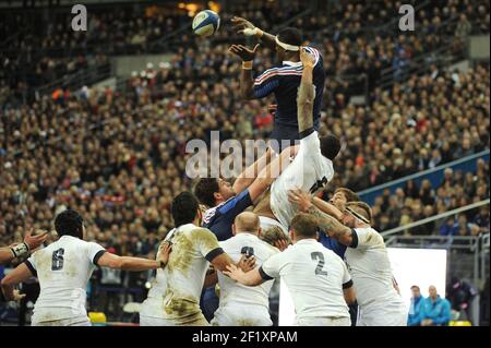 Yannick Nyanga, en France, remporte la queue malgré le tournoi de rugby Courtney Lawes en Angleterre lors du match de rugby RBS 6 Nations 2014 entre la France et l'Angleterre le 1er février 2014 au Stade de France à Saint Denis, en France. Photo Stephane Kempinaire / KMSP / DPPI Banque D'Images