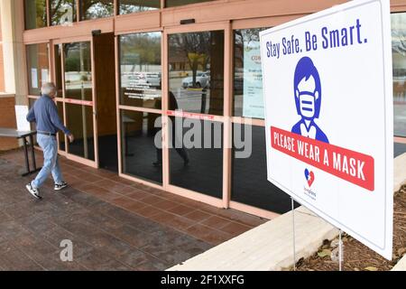 Dallas, États-Unis. 09e mars 2021. Les clients portent des masques dans une bibliothèque publique de Plano, Texas, le mardi 9 mars 2021. Gov. Du Texas Greg Abbott a entièrement annulé l'ordonnance de masque à l'échelle de l'État et autorise la réouverture de l'entreprise à pleine capacité à compter du 10 mars 2021, ce qui laisse les organisations et les entreprises déterminer si elles souhaitent que les clients portent ou non un masque. Photo de Ian Halperin/UPI crédit: UPI/Alay Live News Banque D'Images