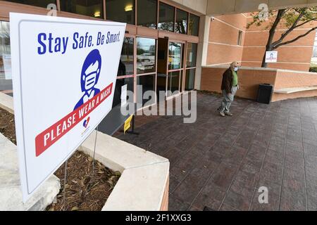 Dallas, États-Unis. 09e mars 2021. Les clients portent des masques dans une bibliothèque publique de Plano, Texas, le mardi 9 mars 2021. Gov. Du Texas Greg Abbott a entièrement annulé l'ordonnance de masque à l'échelle de l'État et autorise la réouverture de l'entreprise à pleine capacité à compter du 10 mars 2021, ce qui laisse les organisations et les entreprises déterminer si elles souhaitent que les clients portent ou non un masque. Photo de Ian Halperin/UPI crédit: UPI/Alay Live News Banque D'Images