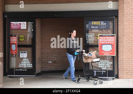 Dallas, États-Unis. 09e mars 2021. Un mandat de masque reste en vigueur lorsque les acheteurs entrent dans un magasin à Plano, Texas, le mardi 9 mars 2021. Gov. Du Texas Greg Abbott a entièrement annulé l'ordonnance de masque à l'échelle de l'État et autorise la réouverture de l'entreprise à pleine capacité à compter du 10 mars 2021, ce qui laisse les organisations et les entreprises déterminer si elles souhaitent que les clients portent ou non un masque. Photo de Ian Halperin/UPI crédit: UPI/Alay Live News Banque D'Images