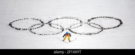 Illustration du skieur de saut à ski avec anneaux olympiques lors de la combinaison nordique individuelle, Gundersen large Hill compétition ronde des XXII Jeux Olympiques d'hiver Sotchi 2014, Complex sauts Russkie Gorki, le 18 février 2014 à Sotchi, Russie. Photo Pool KMSP / DPPI Banque D'Images