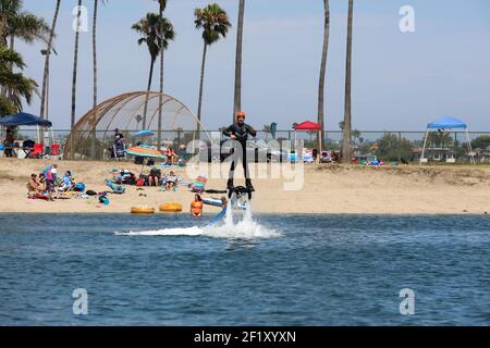 Homme volant voler sur un Flyboard - hydroflamting Banque D'Images