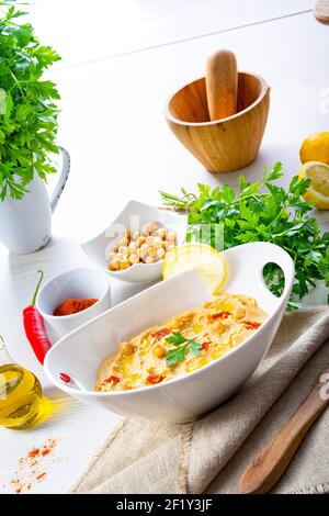 Pâte de houmous avec citron et piment sur fond blanc Banque D'Images