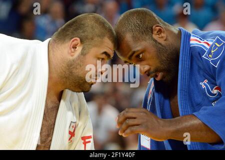 Teddy Riner (+ 100 kg) de France rivalise avec Adam Okruashvili de géorgie lors de la finale des Championnats d'Europe, le 26 avril 2014, au Park&Suites Arena de Montpellier, en France, Teddy Riner reçoit la médaille d'or. Photo Philippe Millereau / KMSP / DPPI Banque D'Images