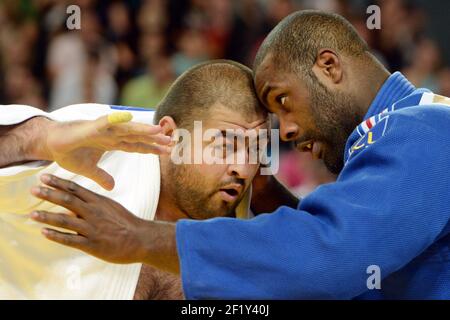 Teddy Riner (+ 100 kg) de France rivalise avec Adam Okruashvili de géorgie lors de la finale des Championnats d'Europe, le 26 avril 2014, au Park&Suites Arena de Montpellier, en France, Teddy Riner reçoit la médaille d'or. Photo Philippe Millereau / KMSP / DPPI Banque D'Images
