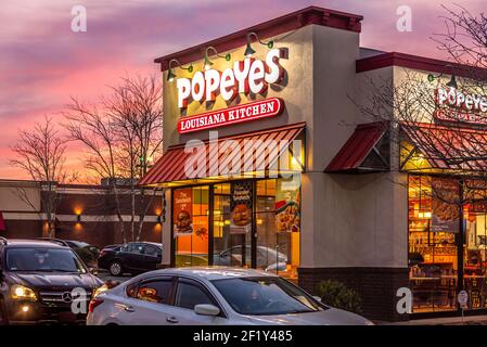 Popeyes Louisiana Kitchen fast food Restaurant de poulet frit cajun avec circulation au drive-in à Lilburn (Metro Atlanta), Géorgie. (ÉTATS-UNIS) Banque D'Images