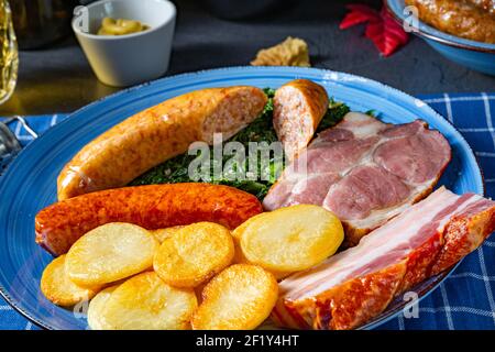 Délicieux chou vert oldenburger avec saucisse de Pinkel Banque D'Images