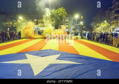 La fumée aux couleurs du drapeau catalan est vue sur un drapeau géant de l'indépendance catalane pendant la manifestation.les groupes d'indépendance catalanes célèbrent les 365 jours de coupures de l'avenue Meridiana, à Barcelone, où ils rassemblent quotidiennement des prisonniers politiques catalans pour des manifestations de liberté et pour l'indépendance de la Catalogne. À cette occasion, ils ont également exprimé les résultats du vote sur la demande du Parlement européen qui a approuvé ce mardi le retrait de l'immunité parlementaire de l'ancien président de Catalogne Carles Puigdemont et des anciens conseillers Toni Comín et Cl Banque D'Images