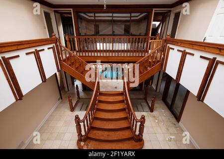 Un escalier chic à l'intérieur d'un manoir abandonné. Banque D'Images