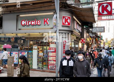 Hong Kong, Chine. 09e mars 2021. Des piétons marchent le long de la chaîne multinationale américaine de dépanneur appartenant au Canada, Circle K vu à Hong Kong. Crédit : SOPA Images Limited/Alamy Live News Banque D'Images