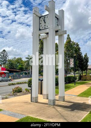 La tour de l'horloge située dans le parc, dans le jardin paysager central de la ville rurale de Gin Gin, région de Bundaberg, Queensland, Australie Banque D'Images