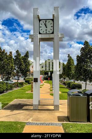 La tour de l'horloge située dans le parc, dans le jardin paysager central de la ville rurale de Gin Gin, région de Bundaberg, Queensland, Australie Banque D'Images