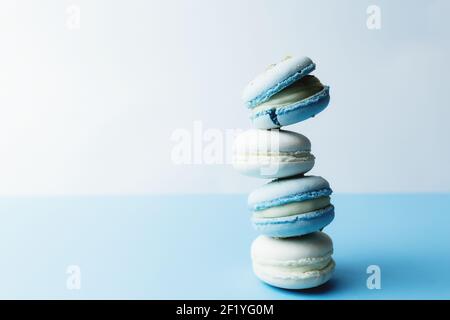 Macarons blancs et bleus sur la table, macarons sur fond blanc bleu. Photo de haute qualité Banque D'Images