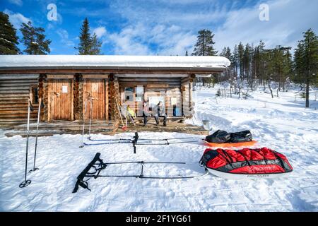 Faire une pause dans la cabane sauvage ouverte de Tuiskukuru tout en faisant du ski dans le parc national d'Urho Kekkonen, Sodankylä, Laponie, Finlande Banque D'Images