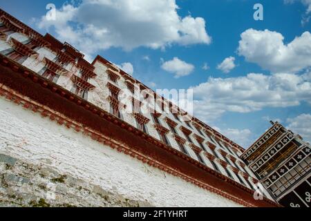 Le palais du Potala est le plus haut bâtiment du monde, intégrant des palais, des châteaux et des monastères. Banque D'Images